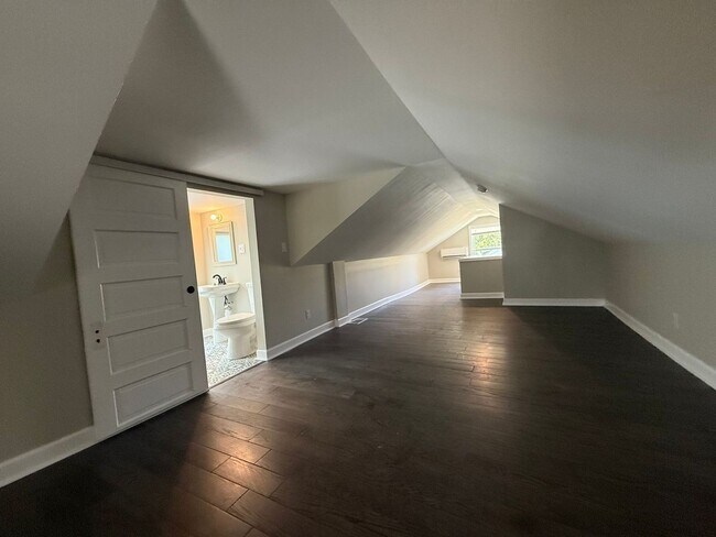 Building Photo - Adorable Home Available
