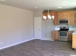 Building Photo - BEAUTIFUL CREEKWOOD TOWNHOME! 3 BR, 2.5 BA