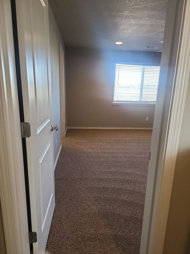 Building Photo - Beautiful 5 bedroom 3 bath home in Mae Val...