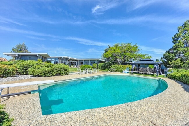 Building Photo - Luxury Living with Stunning 360-Degree Vie...