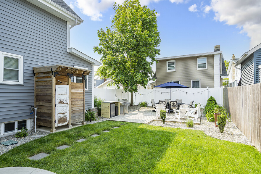 PRIVATE YARD - 227 16th Ave