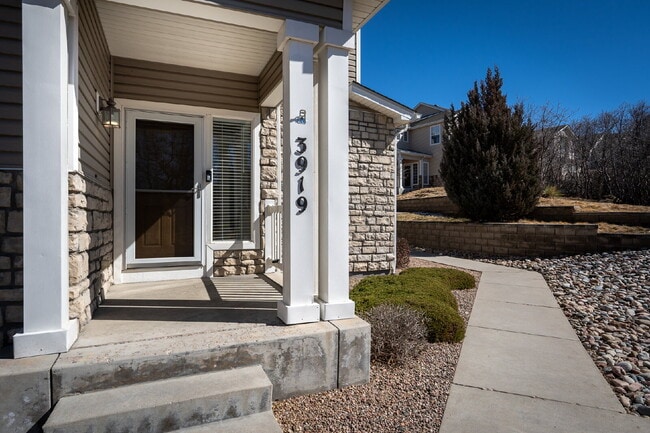 Building Photo - Beautiful 2 Bedroom End-Unit Townhouse in Montarbor Villas w/ Mountain Views