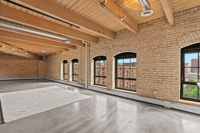 Building Photo - 404 N Washington Ave