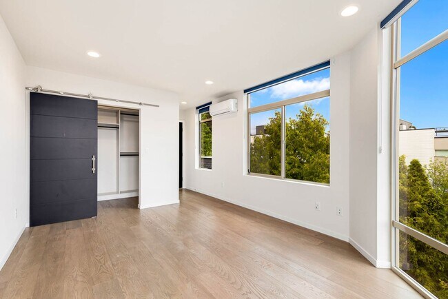 Building Photo - 3 Bedroom Stylish Modern Townhome in the Heart of Ballard