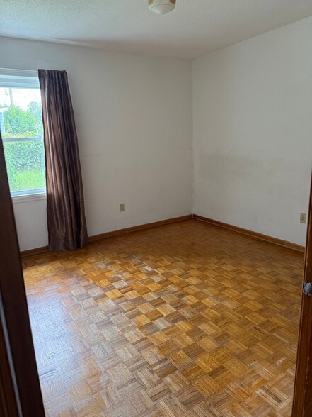 Building Photo - 4087 Parkchester Ave