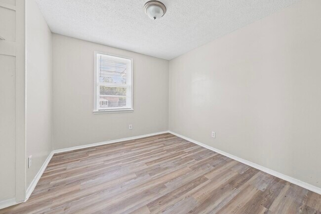 Building Photo - 410 Carbon Cove