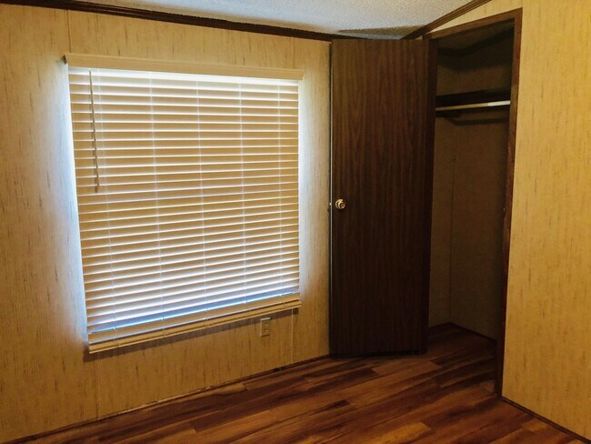 Building Photo - MOVE-IN READY! NO HUD OR SECTION 8