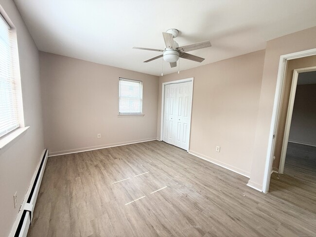 Building Photo - 10 Colonial Dr
