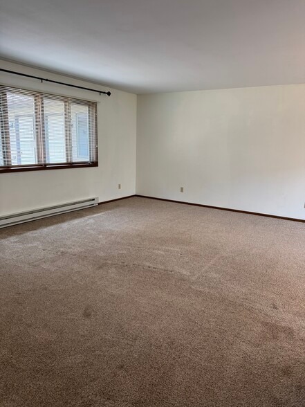 living room - 836 Bridgewater Ave