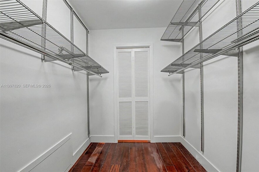 Building Photo - 2000 Brickell Ave