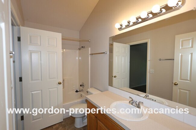 Building Photo - NE Halsey St - Gresham 2 bedroom townhouse with den/office