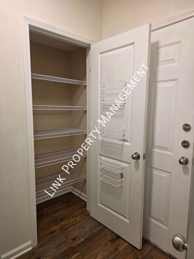 Building Photo - HALF OFF APRIL!  Beautiful One-Level Downstairs Condo in Prime Hamilton Place Location