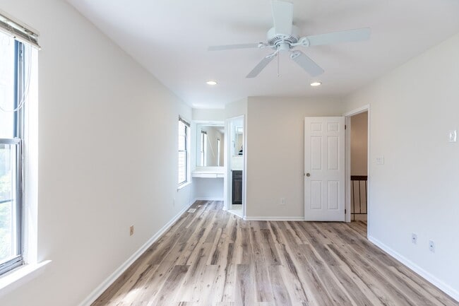 Building Photo - 3 bed 2.5 bath