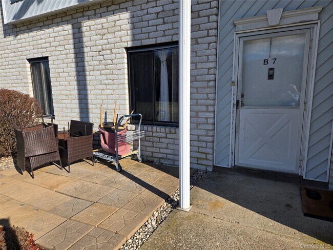 Building Photo - 7 Boulder Ct