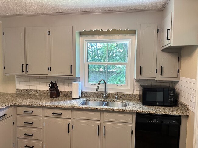 Building Photo - 2204 N Dallerton Cir