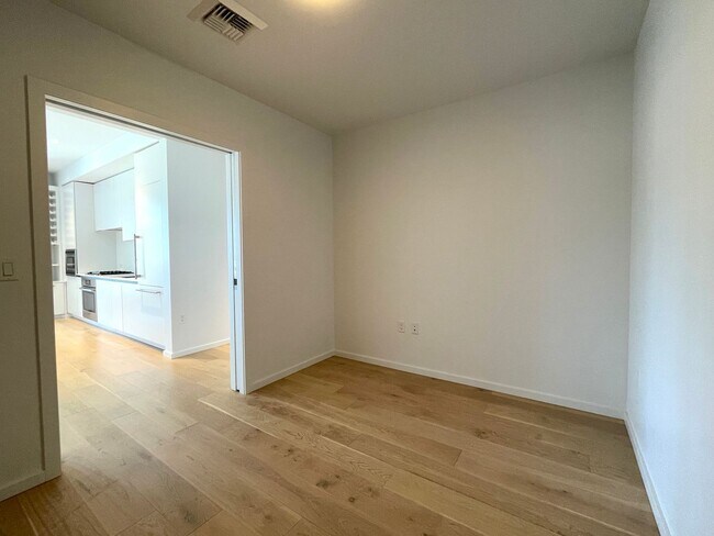 Building Photo - Spacious Vista Pearl Condo with Bonus Den, Stunning Views and Fabulous Amenities