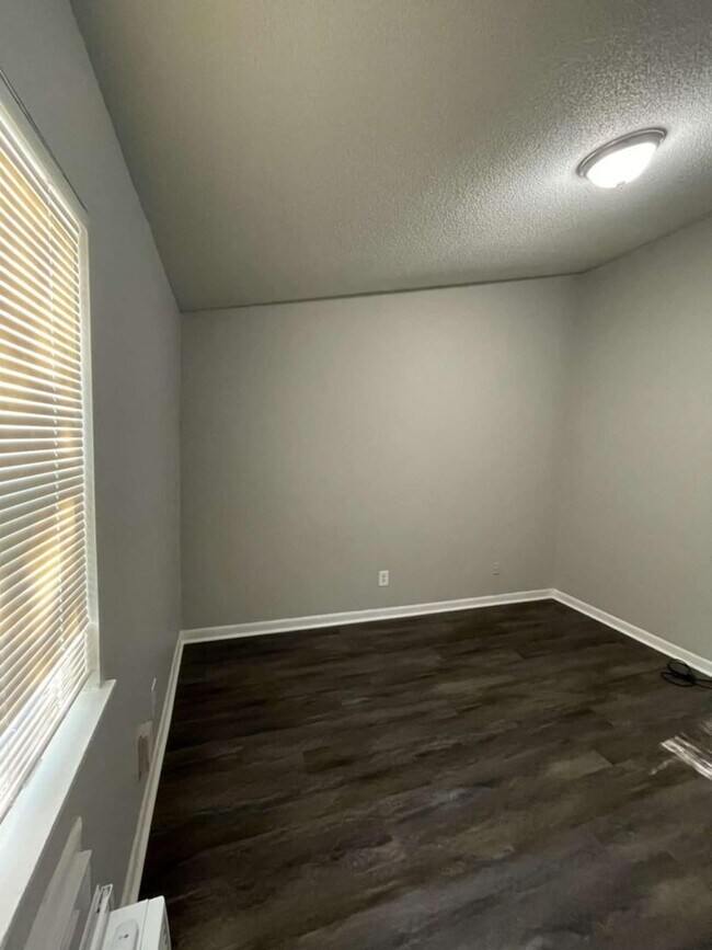 Building Photo - 1 Bedroom Apartment with a Bonus Loft