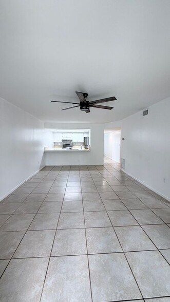 Building Photo - 148 Cypress Way E