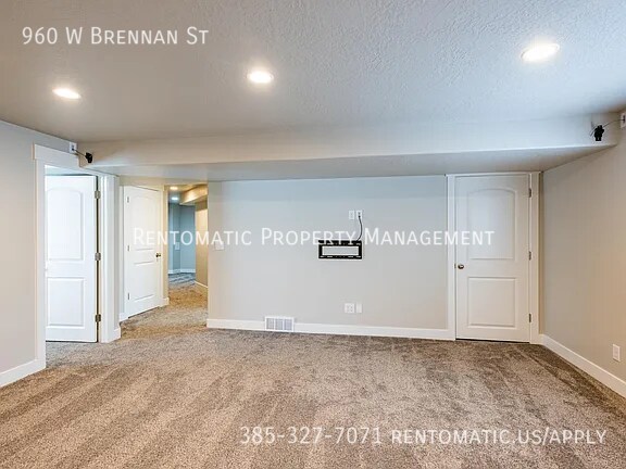 Building Photo - 960 W Brennan St