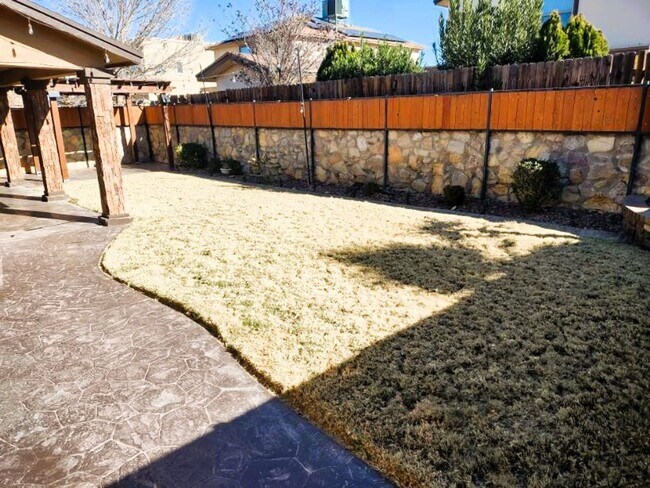 Building Photo - Immaculate Single Level Eastside Home With Refrigerated Air Located In Quiet Neighborhood