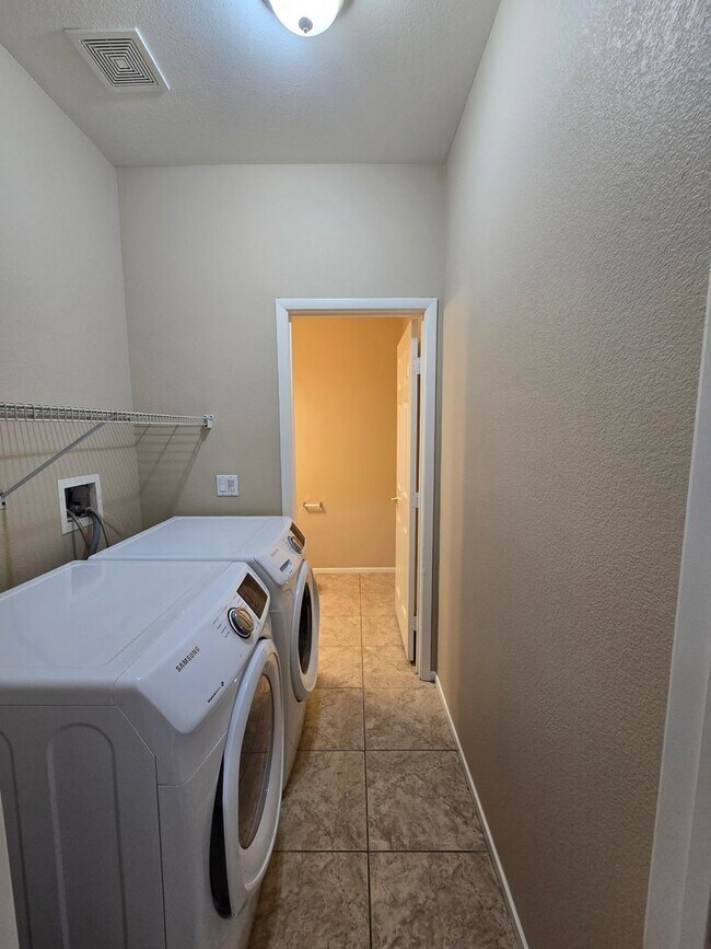 Building Photo - A Fabulous 3 Bedroom Townhouse close to NA...