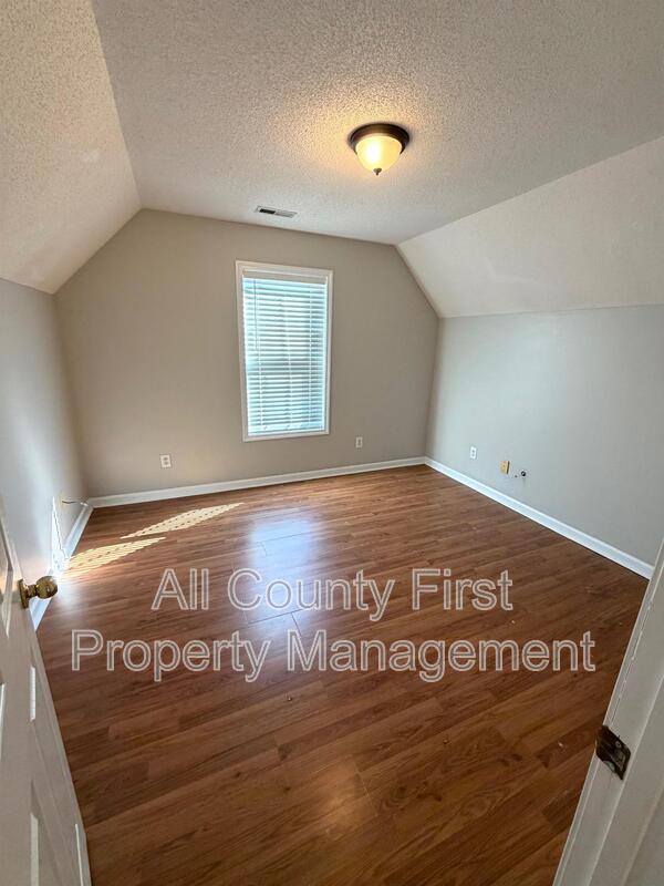 Building Photo - 2215 Lake Royale Dr