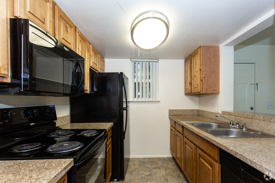 Kitchen - Promontory Point Apartments