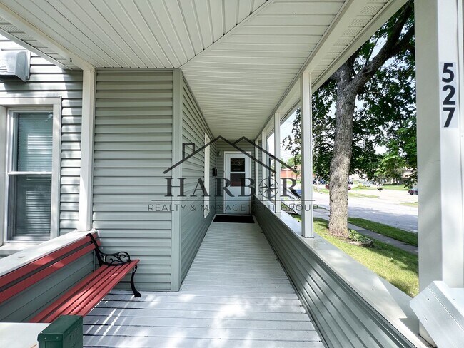 Building Photo - Large Renovated Studio! - SPECIAL! 1 Month Free