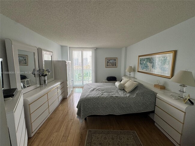 Building Photo - 100 Bayview Dr