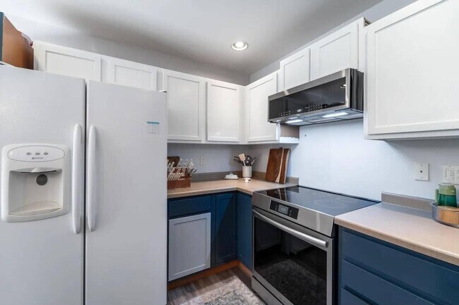 Building Photo - 6615 Cavin Dr