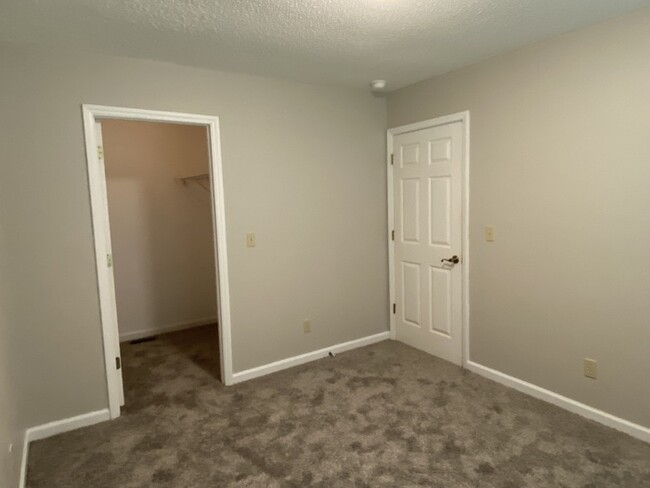 Building Photo - 3 bedroom 2 bath with attached garage