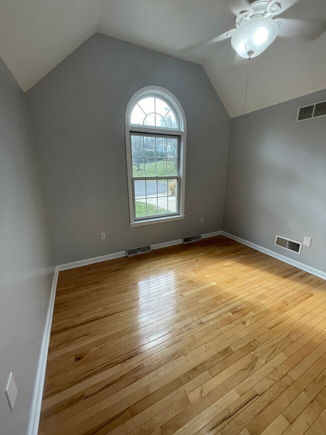 Building Photo - Beautiful custom built 5 bed 4 bath home with finished basement ready for you to move-in!