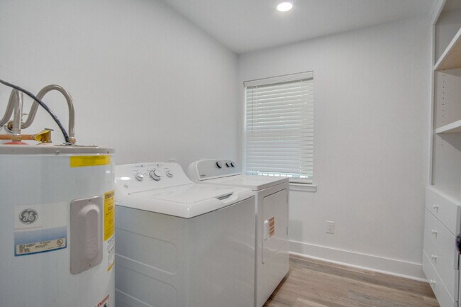 Building Photo - Completely Remodeled 3BR Home on Nearly an Acre with In-Ground Pool, Pool Service Included & Huge...