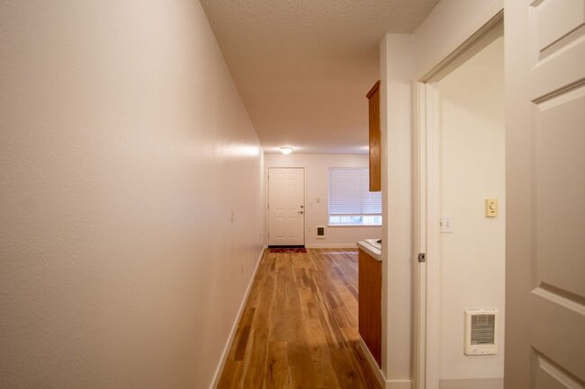 Building Photo - FREE RENT: Renovated St Johns-1Bdr w/Modern Appliances + Washer/Dryer!