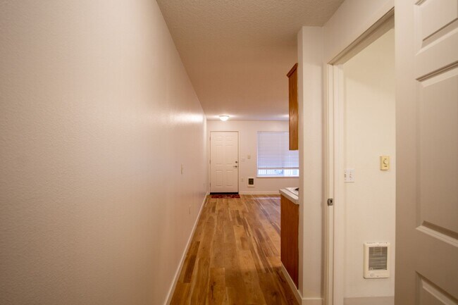 Building Photo - Renovated St Johns-1Bdr w/Modern Appliance...