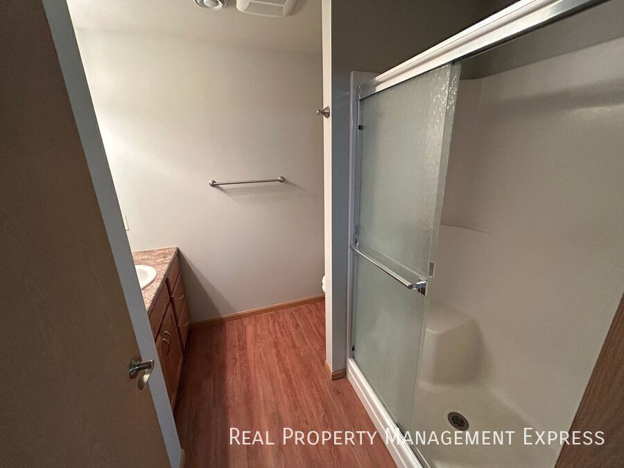 Building Photo - Charming 2-bedroom 2-bathroom home