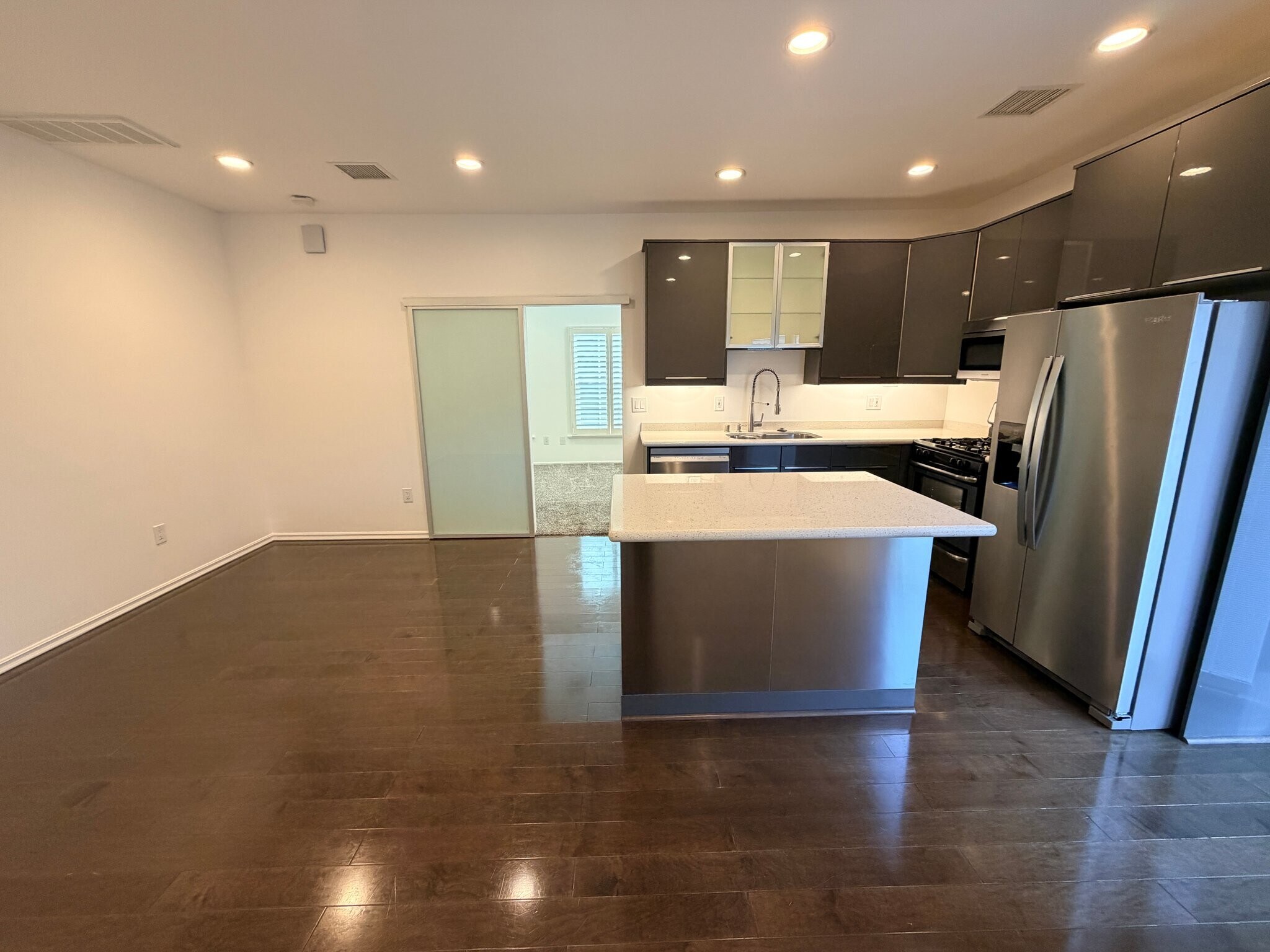 Building Photo - 1119 Poinsettia Dr