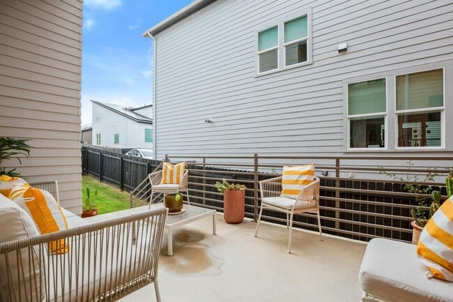 Building Photo - 6013 Florencia Ln