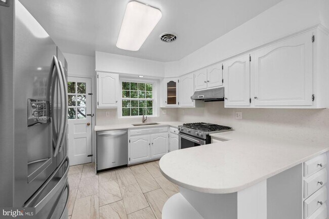 Building Photo - 2816 Ellicott St NW