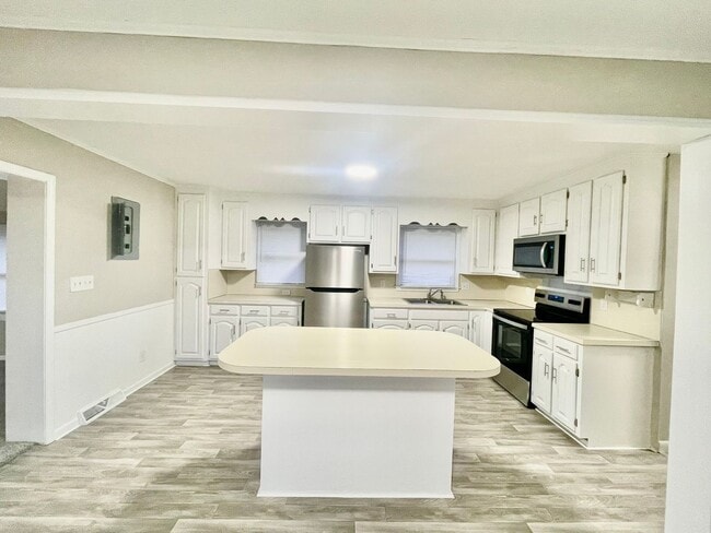 Building Photo - Welcome to this charming 3-bedroom, 1.5-bathroom home located in the desirable Newton, NC.