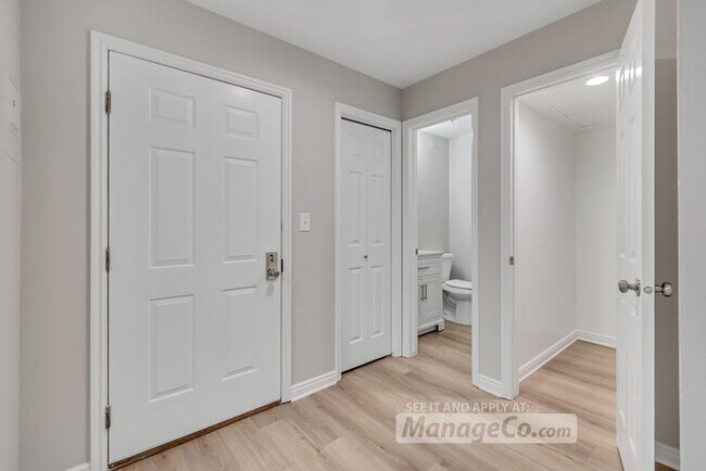 Building Photo - Chic 1BR/1.5BA Condo w/ Unbeatable Downtow...