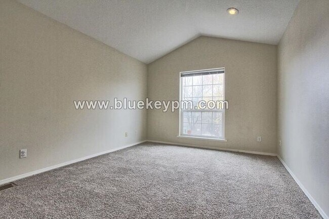 Building Photo - 2 Bed, 2.5 Bath Townhome Near Willamette Park
