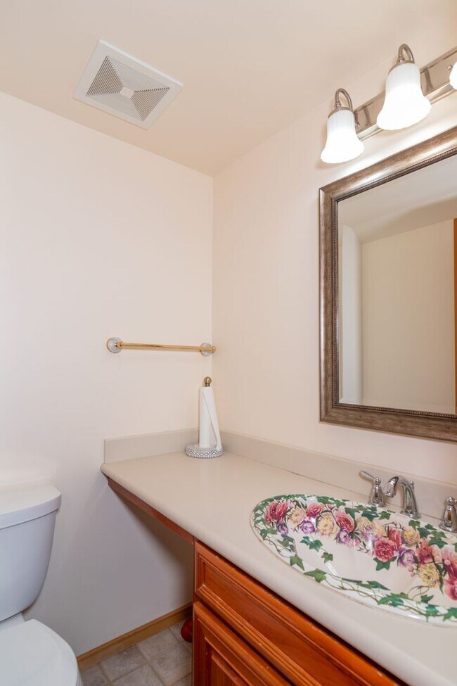 Building Photo - Luxury secondary Lake Property offering 3 beds 2.5 baths and bonus space