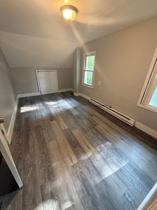 Building Photo - 4 Bedroom Home on an ACRE of land