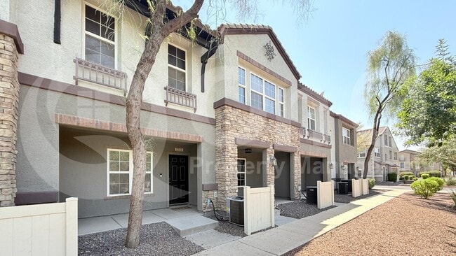 Building Photo - 2222 E Huntington Dr