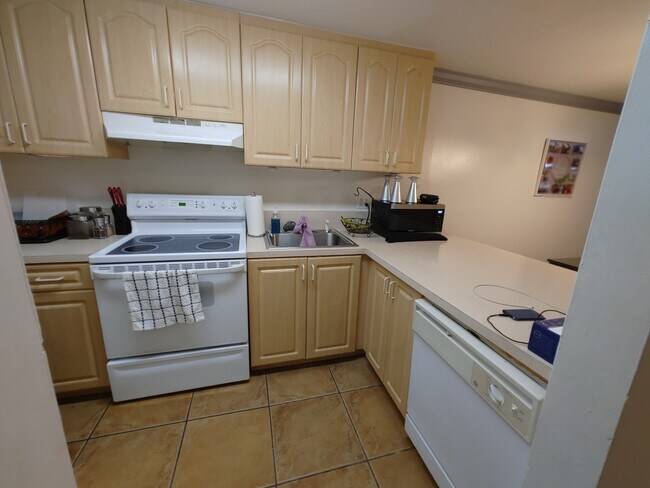 Building Photo - 1901 NW S River Dr