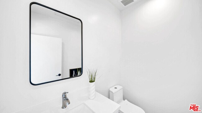 Building Photo - 1123 N Formosa Ave