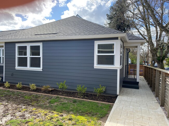 Building Photo - Modern Vintage Alberta Arts  1250sqft 1BR-...