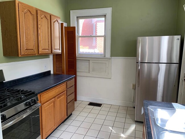 Kitchen - 1300 Cryer Ave