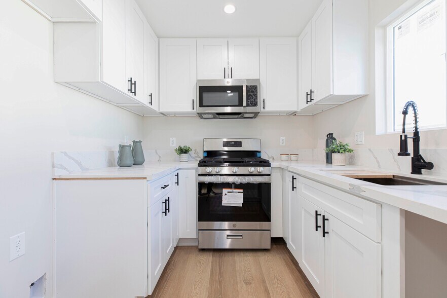 Building Photo - 8881 Morehart Ave